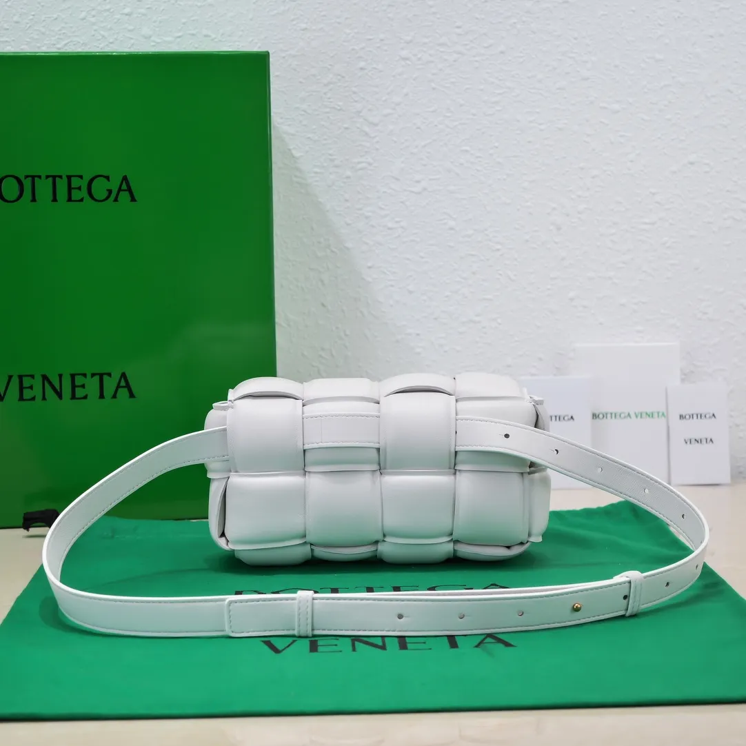 Batch 1120 bv new waist bag is out ✧ #streetshothot "BV Cassette mini pillow bag new style is here~ It adopts soft filling design, boxy shape, and the fat Cassette is super cute! High-grade soft sheepskin ➕ suction buckle design The overall style is retro and tasteful🌱The bag can be held or carried cross-body. It is elegant and simple but has a cool style. The upper body is fashionable and classy~ This Q-soft pillow bag is recommended to bbs^ω^🤪Size: 18*10*6cm, model: 6688-2#